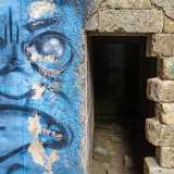 Proprio a ridosso di uno di questi pilastri si trova l�ingresso della caverna